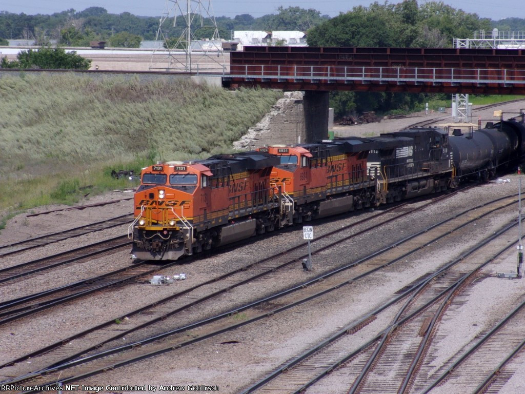 BNSF 7131, 6924 + NS 9118